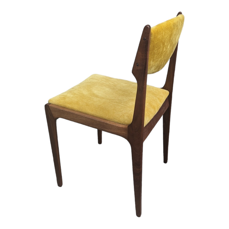 TH brown dining chairs set of 4 (2 dining and 2 carvers)