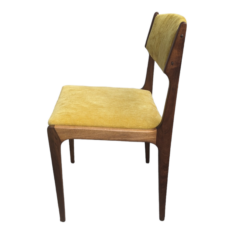 TH brown dining chairs set of 4 (2 dining and 2 carvers)