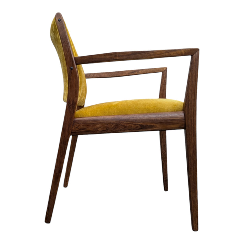 TH brown dining chairs set of 4 (2 dining and 2 carvers)