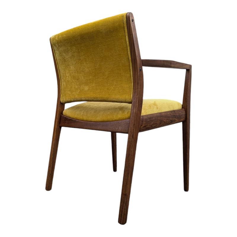 TH brown dining chairs set of 4 (2 dining and 2 carvers)