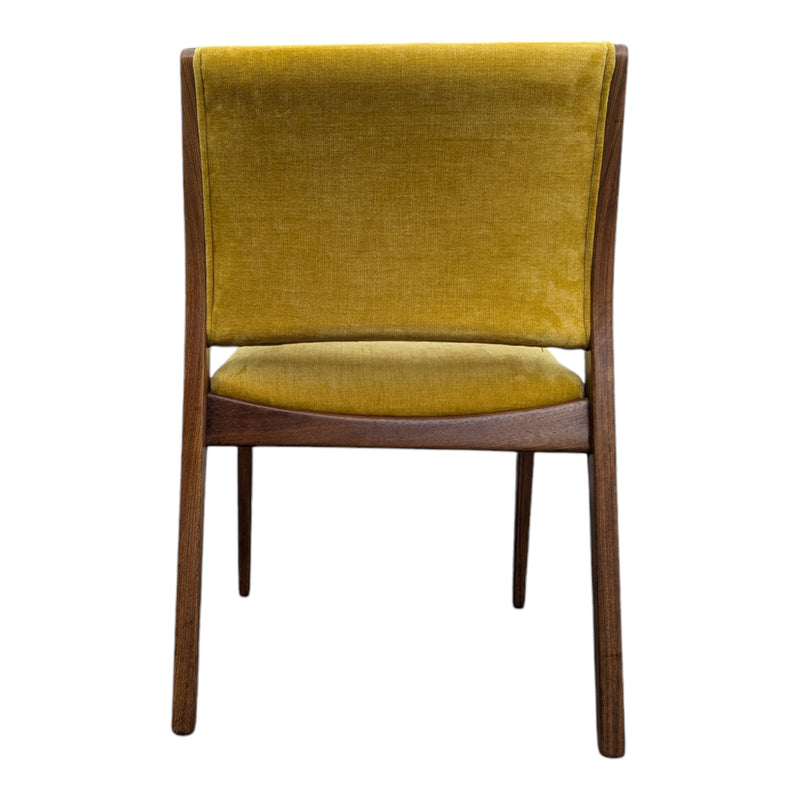TH brown dining chairs set of 4 (2 dining and 2 carvers)