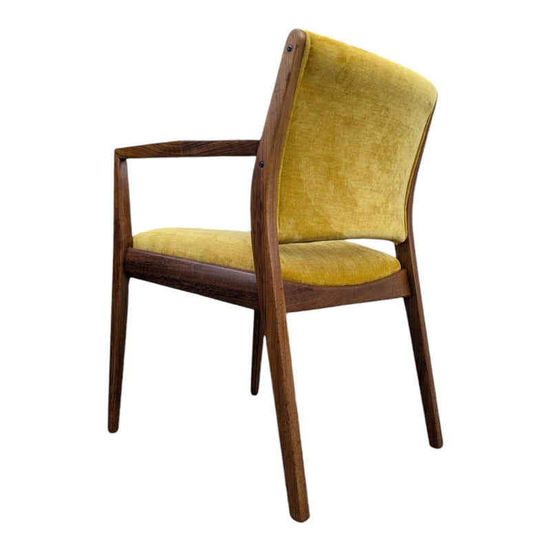TH brown dining chairs set of 4 (2 dining and 2 carvers)