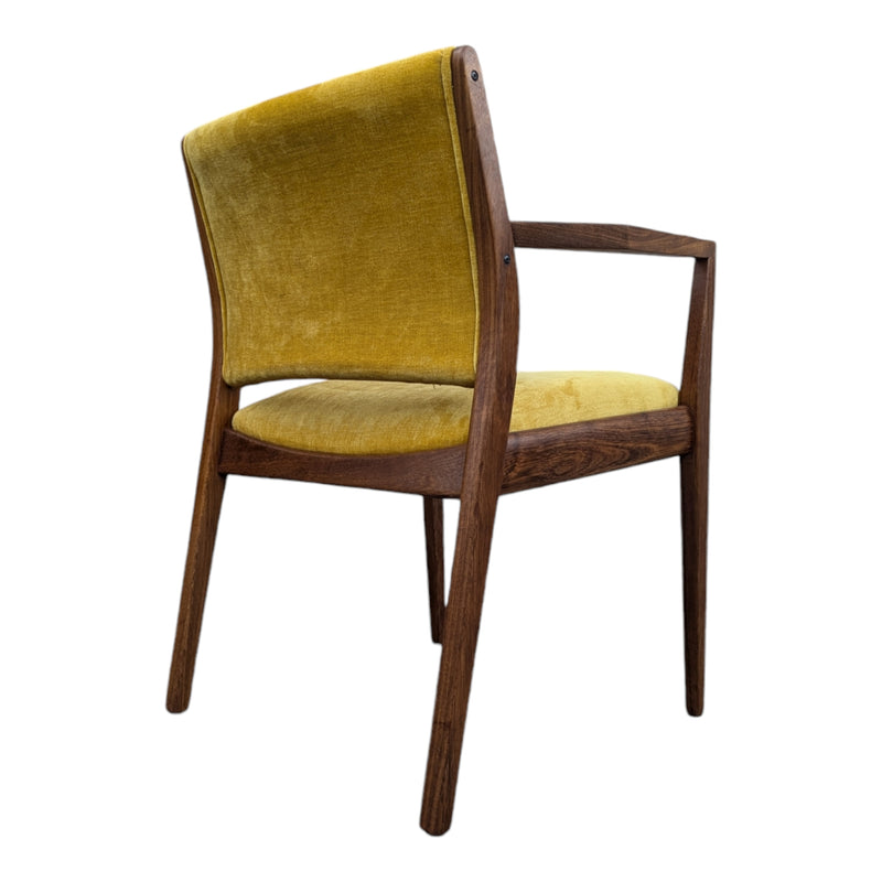 TH brown dining chairs set of 4 (2 dining and 2 carvers)