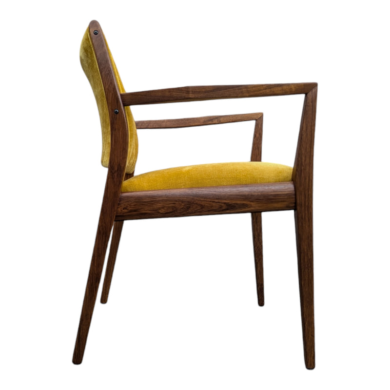 TH brown dining chairs set of 4 (2 dining and 2 carvers)