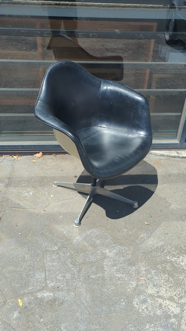 Eames desk chair original by Herman Miller stamped 1960s