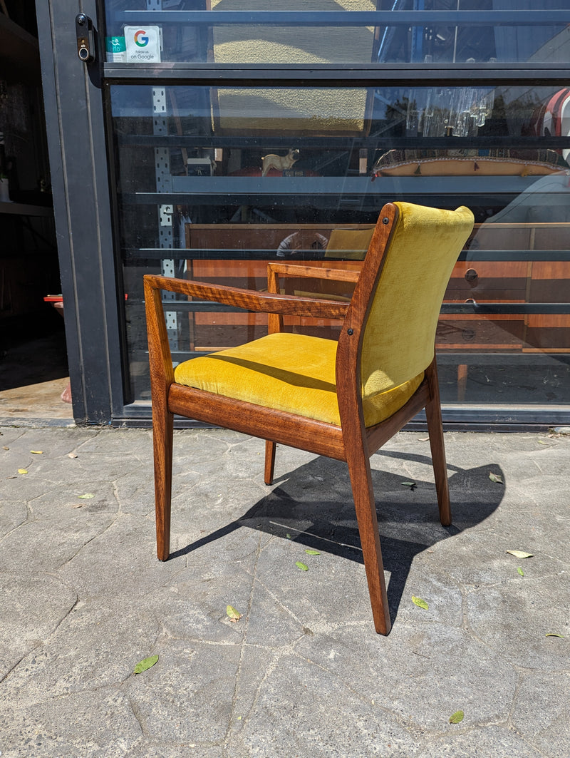 TH brown dining chairs set of 4 (2 dining and 2 carvers)