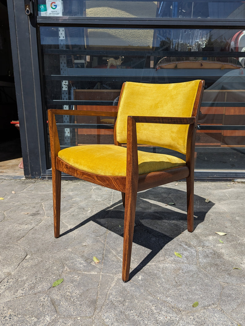 TH brown dining chairs set of 4 (2 dining and 2 carvers)
