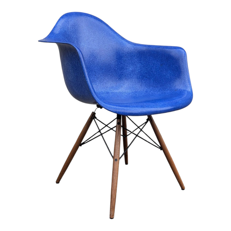 Restoration of original Eames fibreglass chairs DAX DAR DSR model