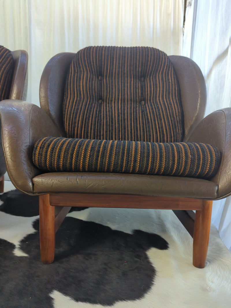 Full suite Danish Deluxe Eros Swan three seater couch pair of Armchairs