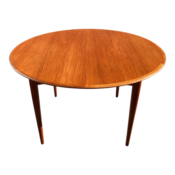 Parker circle extendable circle to oval dining table