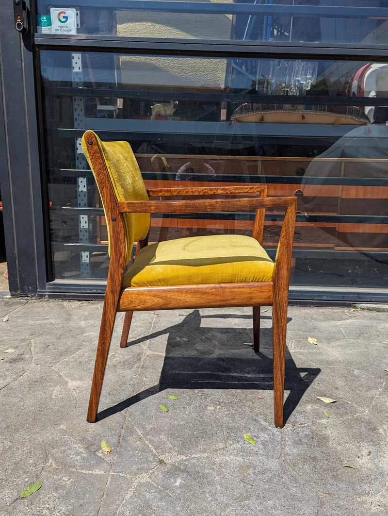 TH brown dining chairs set of 4 (2 dining and 2 carvers)