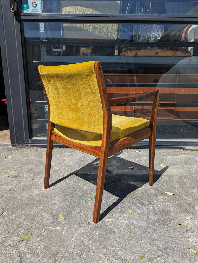 TH brown dining chairs set of 4 (2 dining and 2 carvers)