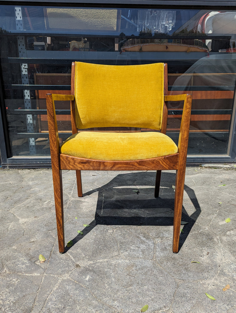 TH brown dining chairs set of 4 (2 dining and 2 carvers)