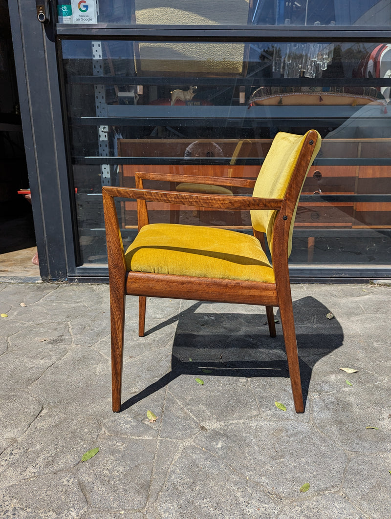 TH brown dining chairs set of 4 (2 dining and 2 carvers)