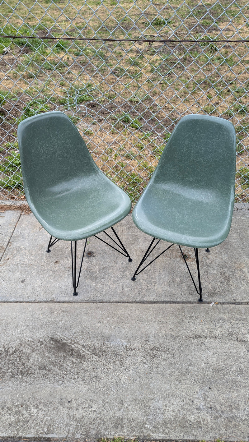 Restoration of original Eames fibreglass chairs DAX DAR DSR model pair