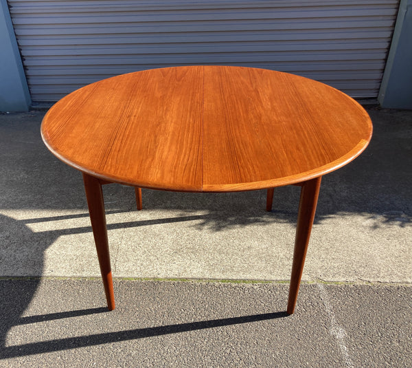 Parker circle extendable circle to oval dining table