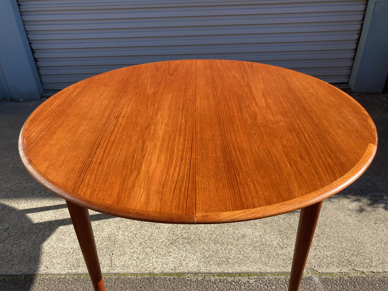 Parker circle extendable circle to oval dining table