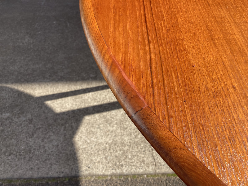 Parker circle extendable circle to oval dining table
