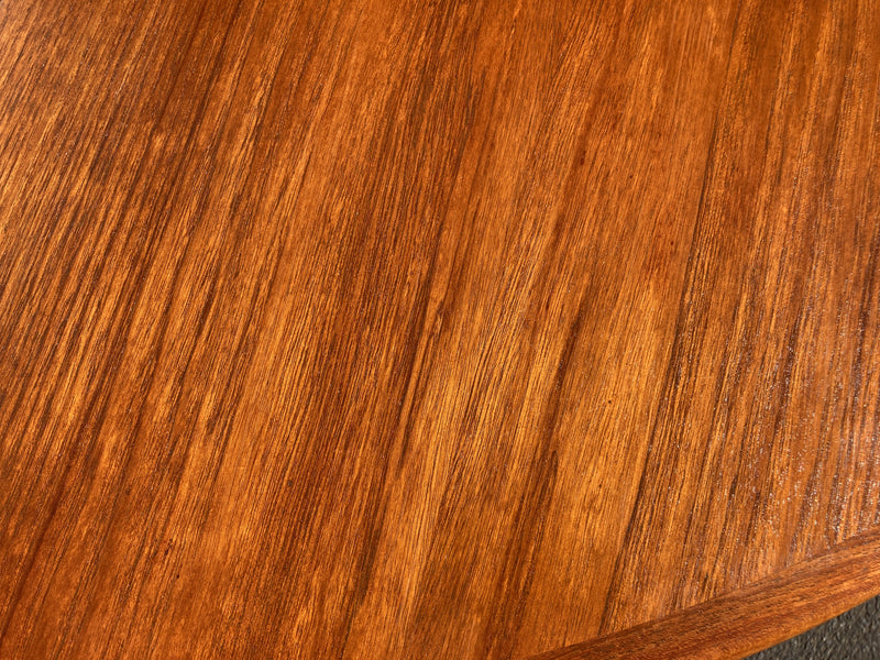 Parker circle extendable circle to oval dining table