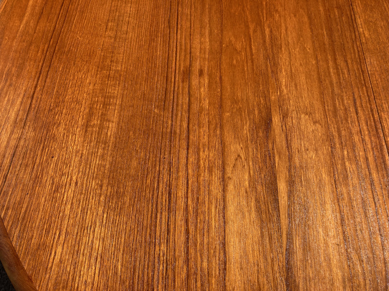Parker circle extendable circle to oval dining table