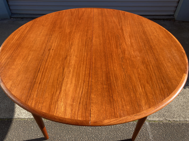 Parker circle extendable circle to oval dining table