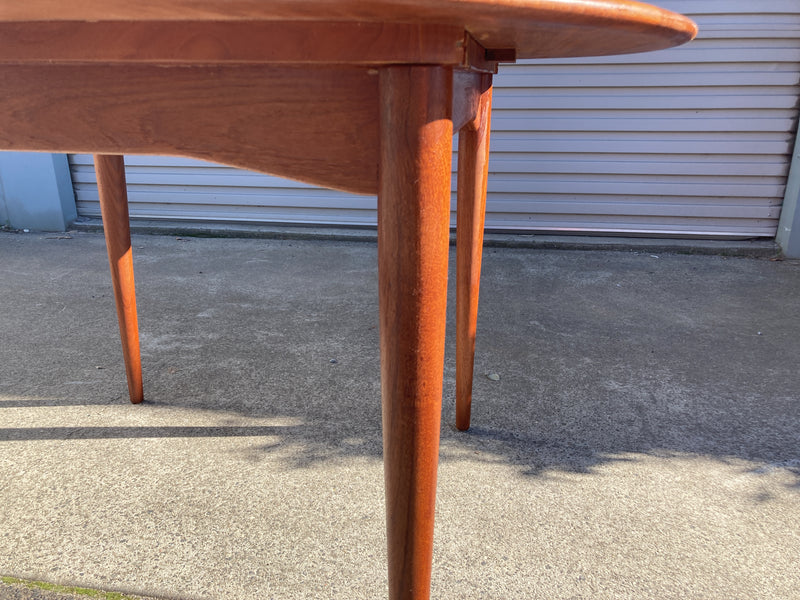 Parker circle extendable circle to oval dining table