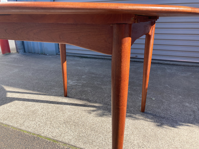 Parker circle extendable circle to oval dining table