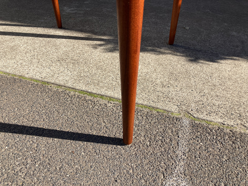 Parker circle extendable circle to oval dining table
