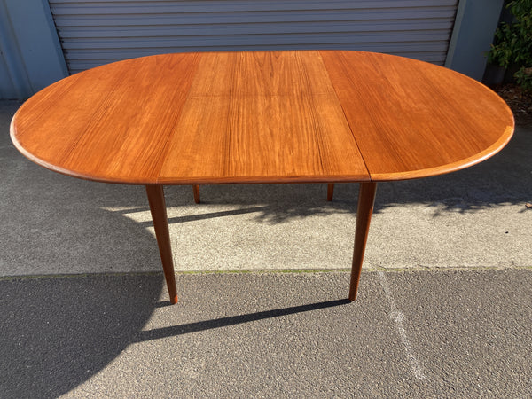 Parker circle extendable circle to oval dining table