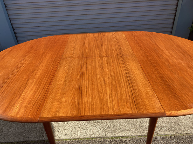 Parker circle extendable circle to oval dining table