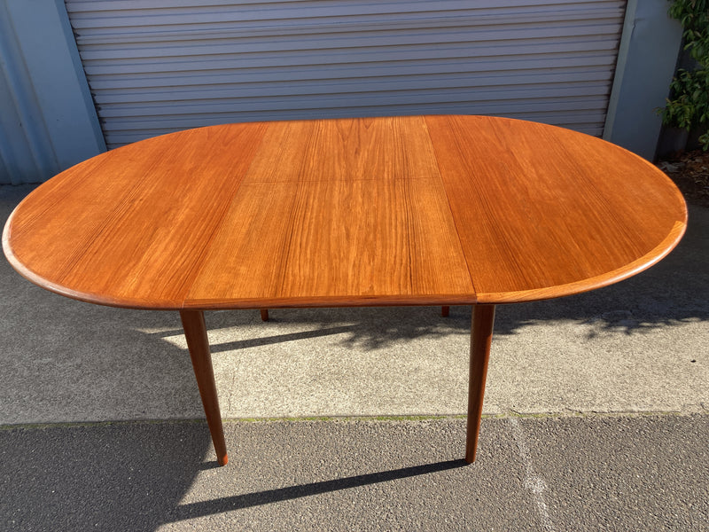 Parker circle extendable circle to oval dining table