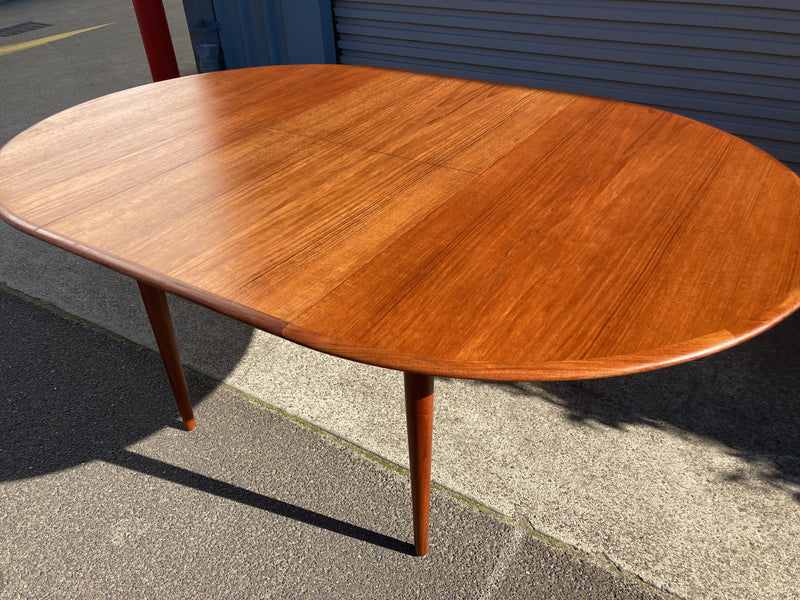 Parker circle extendable circle to oval dining table