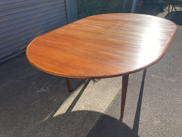 Parker circle extendable circle to oval dining table