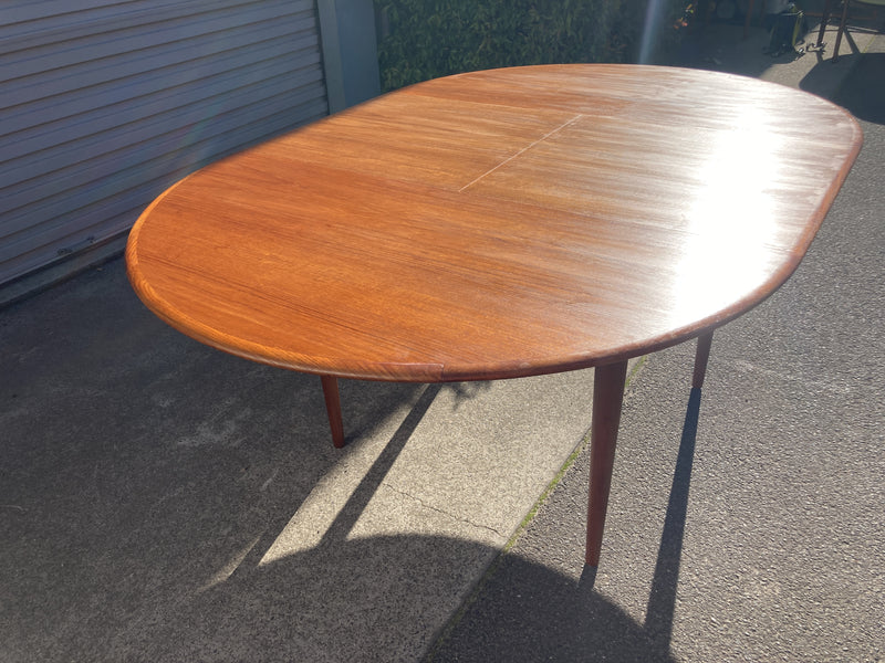 Parker circle extendable circle to oval dining table