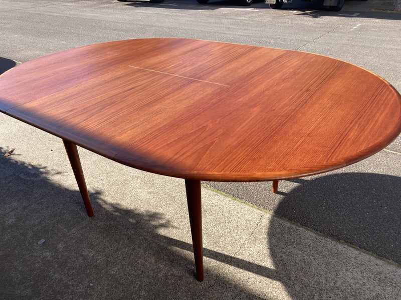 Parker circle extendable circle to oval dining table