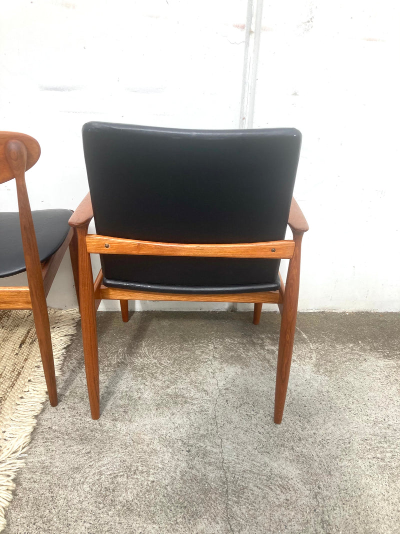 Authentic Parker chairs (4 x spade chairs 107 and 2 carvers) fully restored black vinyl full dining suite set