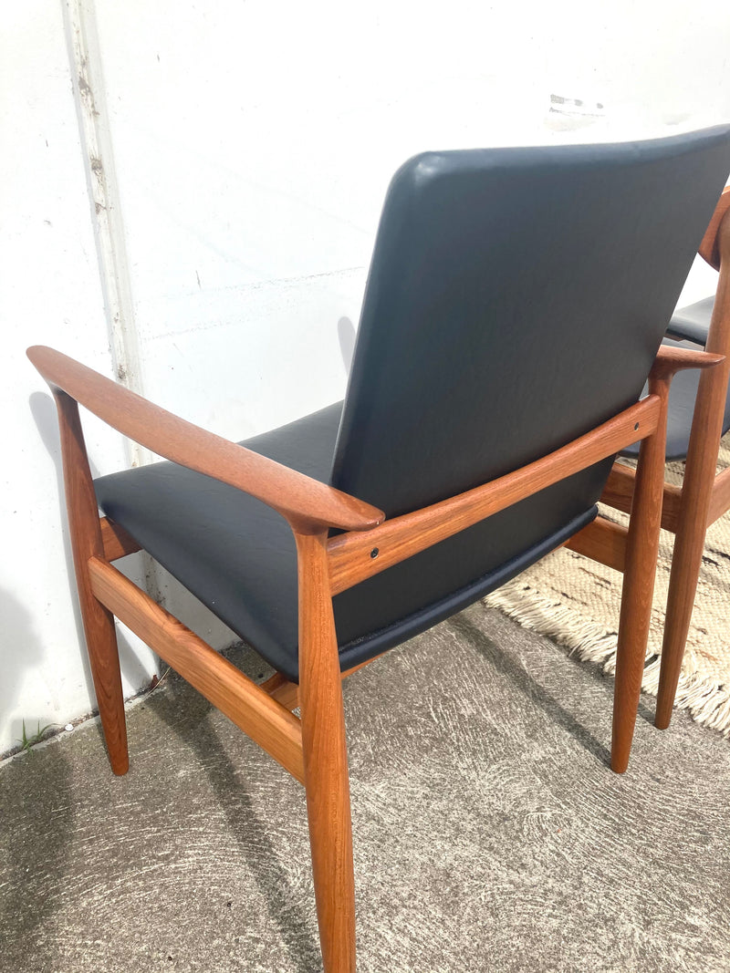 Authentic Parker chairs (4 x spade chairs 107 and 2 carvers) fully restored black vinyl full dining suite set