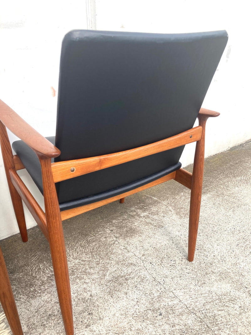 Authentic Parker chairs (4 x spade chairs 107 and 2 carvers) fully restored black vinyl full dining suite set