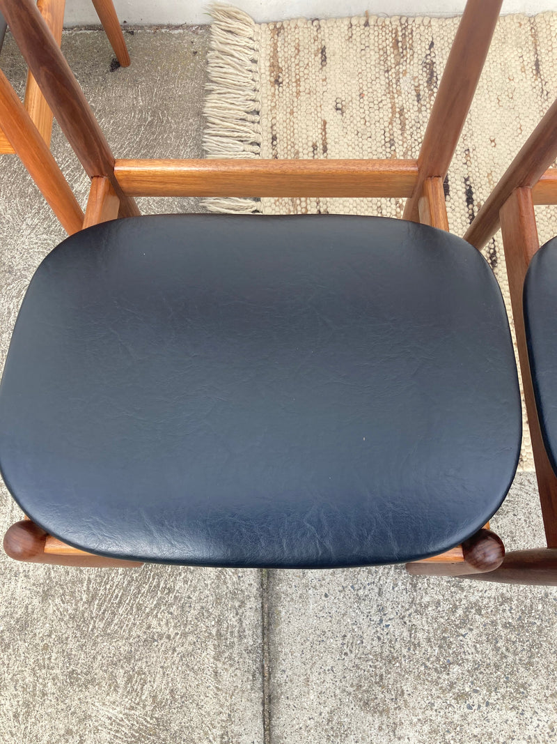 Authentic Parker chairs (4 x spade chairs 107 and 2 carvers) fully restored black vinyl full dining suite set
