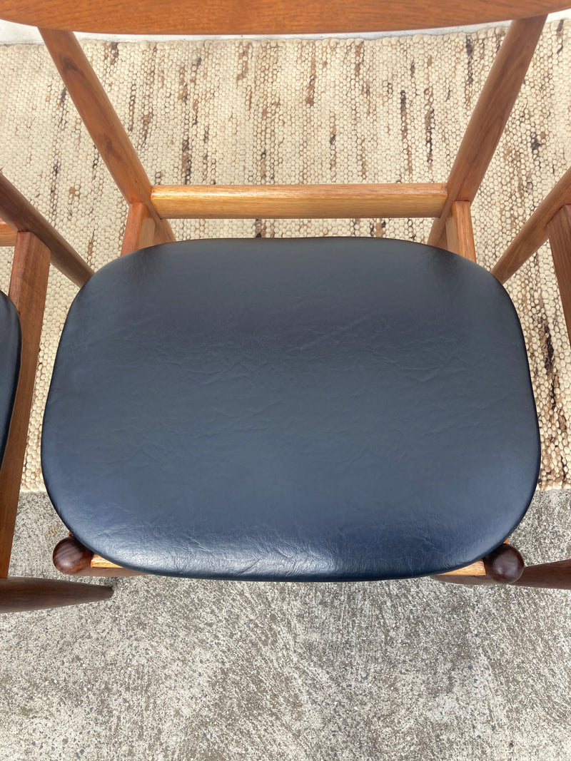Authentic Parker chairs (4 x spade chairs 107 and 2 carvers) fully restored black vinyl full dining suite set