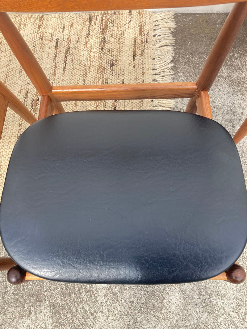 Authentic Parker chairs (4 x spade chairs 107 and 2 carvers) fully restored black vinyl full dining suite set