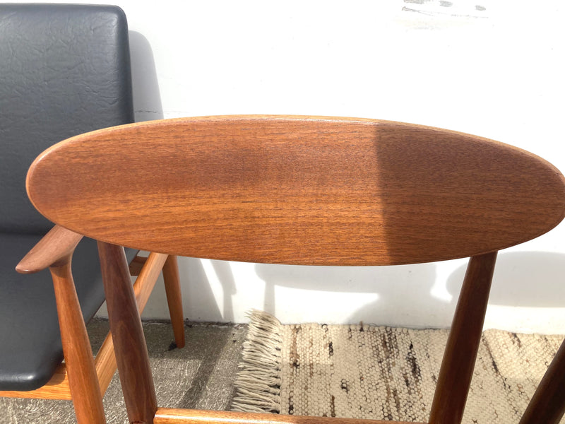 Authentic Parker chairs (4 x spade chairs 107 and 2 carvers) fully restored black vinyl full dining suite set