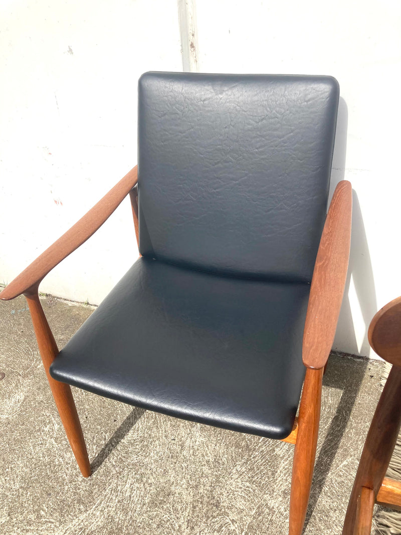 Authentic Parker chairs (4 x spade chairs 107 and 2 carvers) fully restored black vinyl full dining suite set