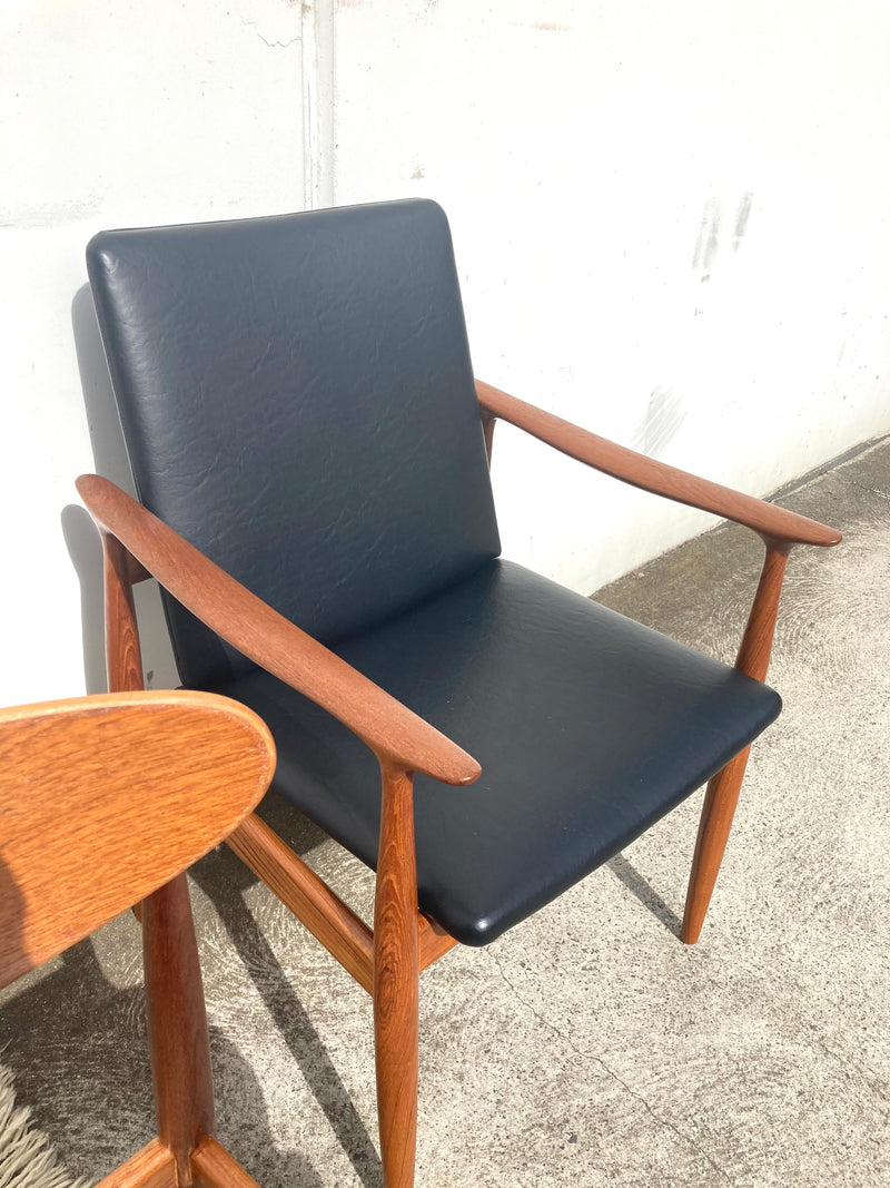 Authentic Parker chairs (4 x spade chairs 107 and 2 carvers) fully restored black vinyl full dining suite set