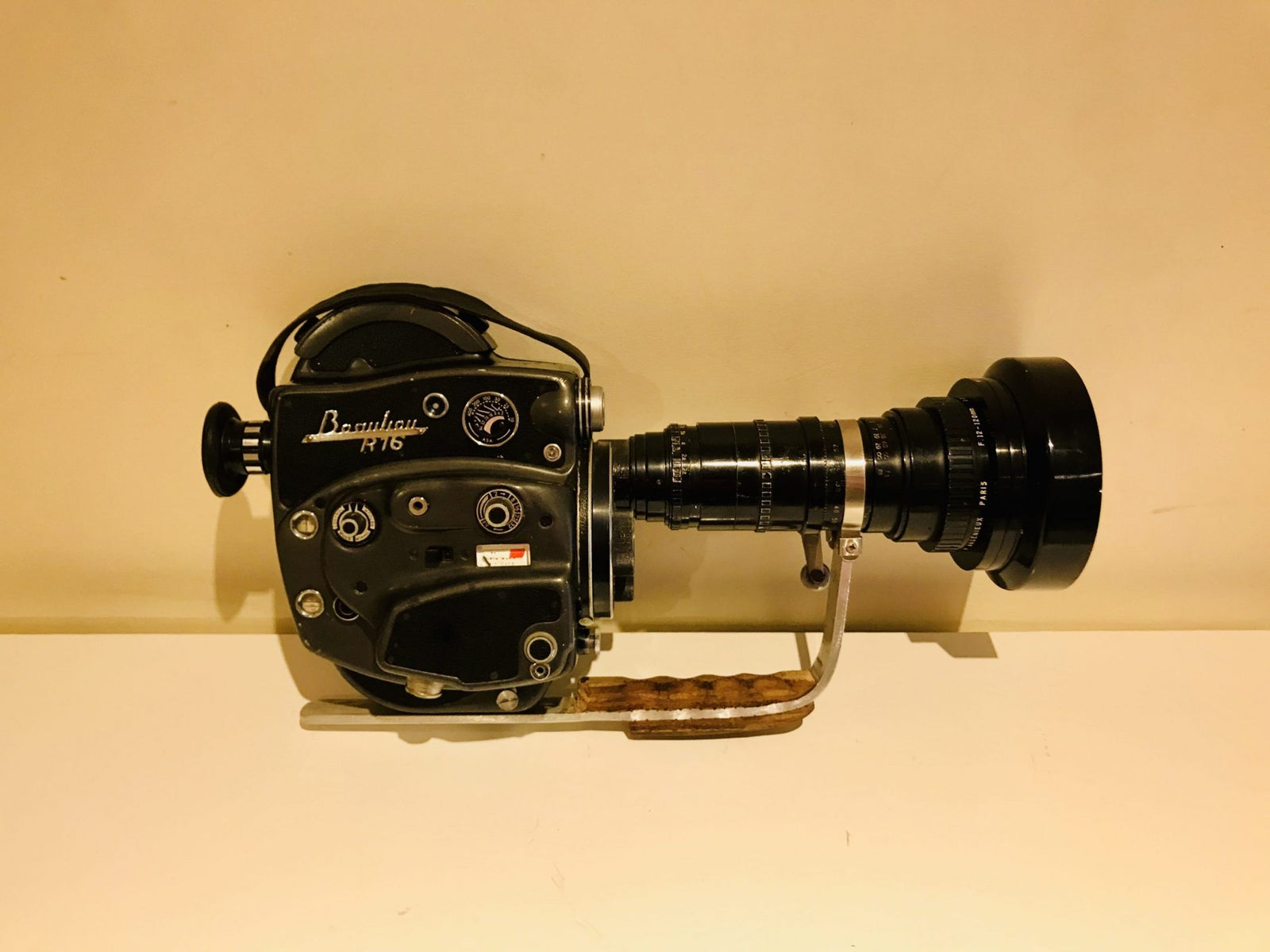 Beaulieu R16 film vintage movie camera manfrotto 144 tripod 128