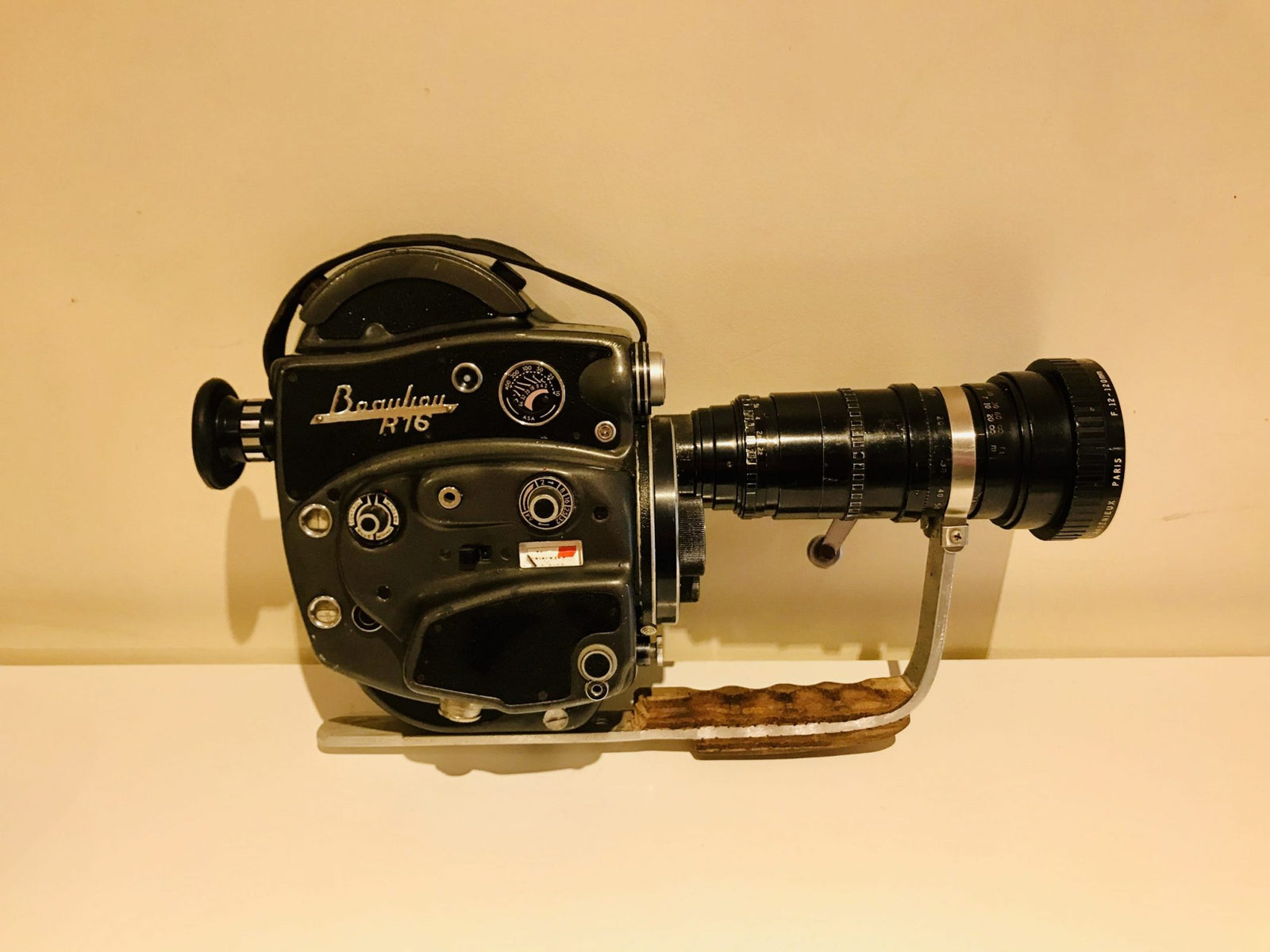 Beaulieu R16 film vintage movie camera manfrotto 144 tripod 128