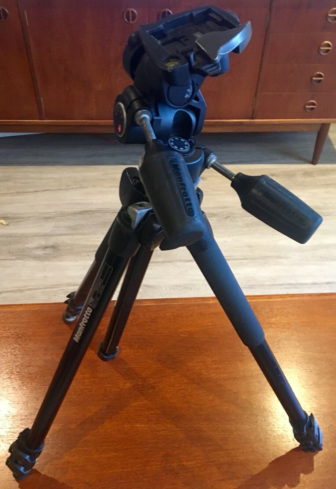 Manfrotto tripod MT294A3 290 Italy with head tilt pan 804RC2 camera